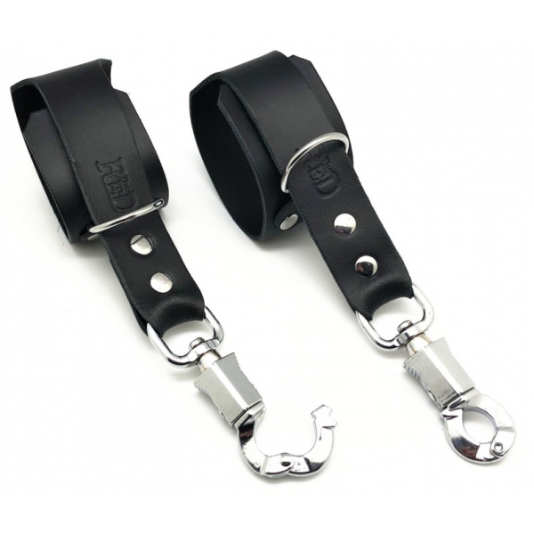 Leather handcuffs with anti-panic carabiner