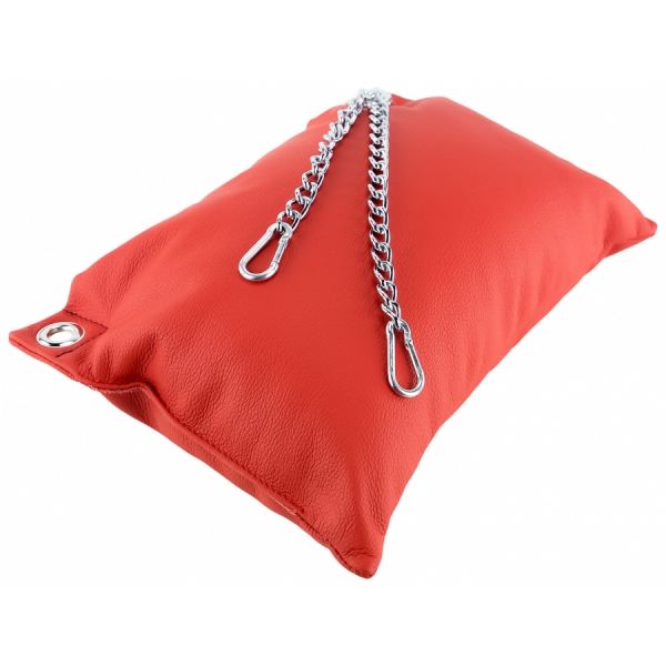 Coussin en cuir rouge 20cm X 25cm + 2 chaines de 20cm + 4 mousquetons